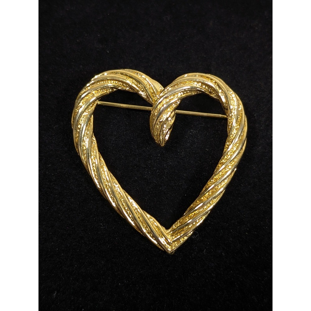 Vintage Gold Tone Twist Cable Ribbed Heart Brooch Pin